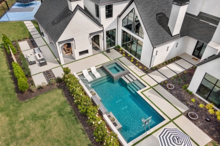 Modern expansive pool environment