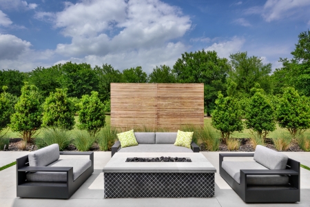 Modern expansive pool environment