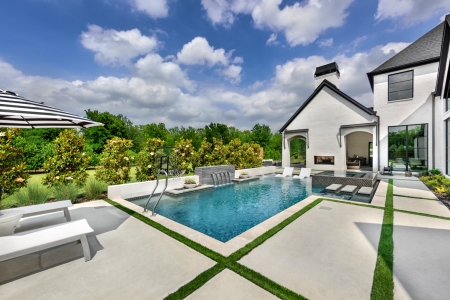 Modern expansive pool environment