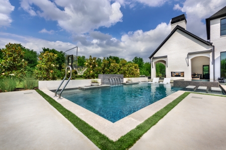 Modern expansive pool environment