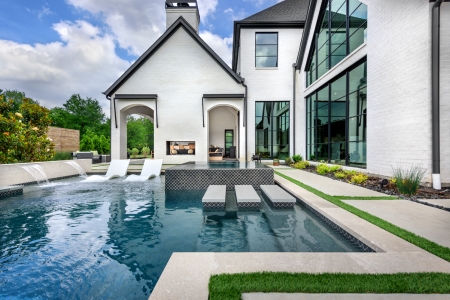 Modern expansive pool environment