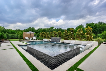 Modern expansive pool environment
