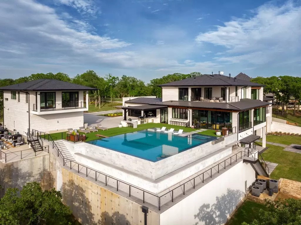 luxurious infinity pool